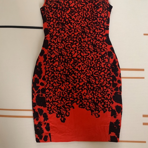 Like New Figure-Flattering FRENCH CONNECTION Animal Print Pencil Dress Size 4 - Picture 9 of 9